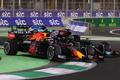 Max Verstappen v Red Bullu a Lewis Hamilton v Mercedesu bojují během VC Saúdské Arábie F1 2021