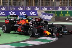 Max Verstappen v Red Bullu a Lewis Hamilton v Mercedesu bojují během VC Saúdské Arábie F1 2021