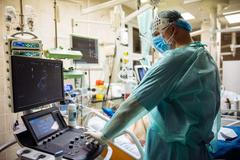 Foto / JIP / ARO / Covid-19 / FNKV / Nemocnice / Koronavirus / ARO / Nakažení / Intenzivní péče / Pacient / Očkování / Antivaxer / Neočkovaní / Zdravotník / Lékař / Sestra / Listopad 2021 / Vinohrady