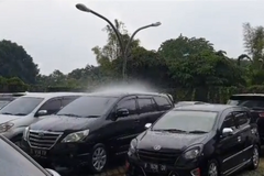 Během bouřky v Indonésii pršelo jen na jedno auto