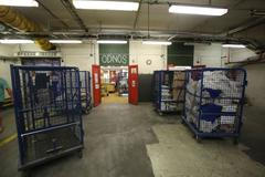 Hamáček v třídícím centru České pošty