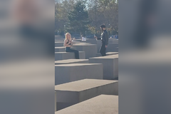 Influencerka zneuctila památník obětem holocaustu v Berlíně