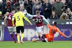fotbal, anglická liga 2021/2022, Premier League - West Ham United v Chelsea, Jarrod Bowen, Edouard Mendy, penaltový faul