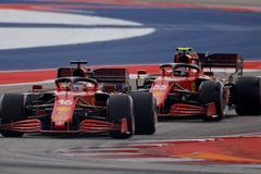 Piloti Ferrari Charles Leclerc a Carlos Sainz junior ve VC USA formule 1 2021