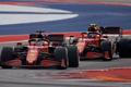 Piloti Ferrari Charles Leclerc a Carlos Sainz junior ve VC USA formule 1 2021