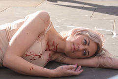 Pocákali se krví a lehli si doprostřed náměstí. Aktivisté žádají lidi, aby si odpustili maso