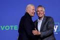 Joe Biden a Terry McAuliffe.
