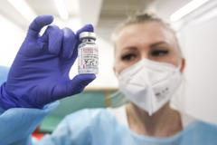 Ilustrační foto - koronavirus, respirátor, očkování, vakcína, Moderna, injekce, stříkačka, lékař, pacient, sestra, zdravotnictví, očkovací centrum