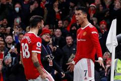 fotbal, anglická liga 2021/2022, Premier League - Manchester United v Arsenal, Bruno Fernandes, Cristiano Ronaldo