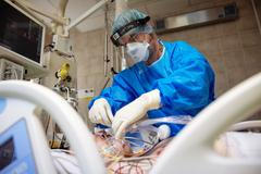 Živě: Covidová vlna neustupuje. Má smysl očkovat děti? Jak nebezpečný je omicron?