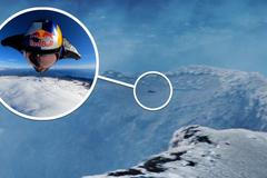 Šílený kousek. Muž ve speciálním obleku vletěl dovnitř aktivní sopky