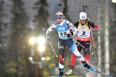 Markéta Davidová (37) a Tiril Eckhoffová v závodě SP na 15 km v Östersundu