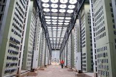 Uvnitř obrovského dolu na bitcoin. Když desítky tisíc počítačů odpojili, pocítil to svět