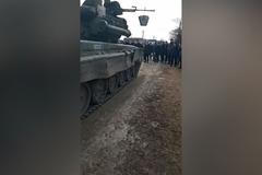 „Chtěli přijet zadním vchodem.“ Neozbrojení lidé se postavili ruskému tanku