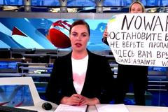 Žena pronikla do vysílání ruské televize s nápisem: „Lžou vám tady. Zastavte válku“