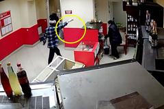 Více zničil, než ukradl. Kamera zachytila kuriózního lupiče s plastem v ruce místo zbraně