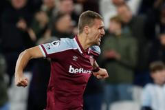 Tomáš Souček se raduje z branky proti Brightonu