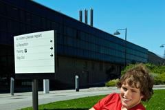 Studenti, kampus, tráva