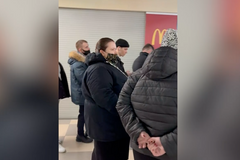 Run na banky: Západ uvaluje tvrdé sankce, stovky lidí v Petrohradě oblehly bankomaty