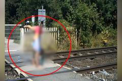 "Nehorázná lhostejnost." Mladiství dělali stojky na kolejích a fotili se, odhaluje video