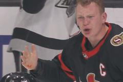 hokej, NHL, Brady Tkachuk, ruka, kousnutí