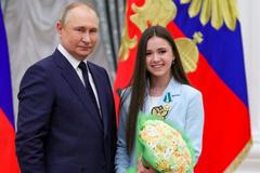 Vladimír Putin a Kamila Valijevová.