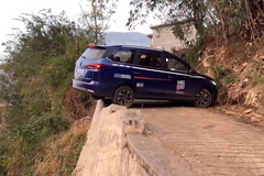 Až příliš riskantní. Jak asi mohl dopadnout manévr řidiče na hraně útesu