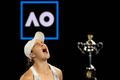 Ashleigh Bartyová slaví triumf na Australian Open 2022