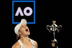 Ashleigh Bartyová slaví triumf na Australian Open 2022