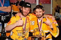 Viktor Hübl (vlevo) a František Lukeš s mistrovským pohárem (2015)