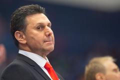 Vladimír Růžička na lavici Mountfieldu Hradec Králové v zápase na ledě Vítkovic