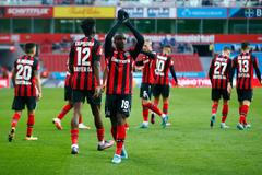 Moussa Diaby slaví gól Leverkusenu v německé lize