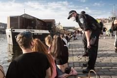 Lidé v ulicích Prahy a na Náplavce bez respirátorů, kontrola policie, koronavirus, covid-19, Náplavka, nábřeží