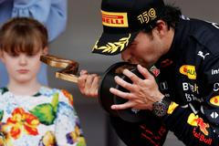 Sergio Pérez z Red Bullu slaví triumf ve Velké ceně Monaka 2022