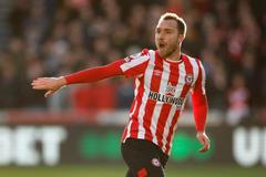 Christian Eriksen při návratu na hřiště po srdečním kolapsu