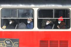 Ilustrační foto - koronavirus, pandemie, epidemie, rouška, respirátor, ulice, MHD, tramvaj, cestující, lidi, Češi