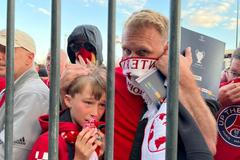 Fanoušci Liverpoolu před Stade de France
