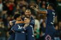 Hráči PSG slaví branku Lionela Messiho