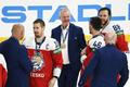 Trenér Kari Jalonen, Roman Červenka (10), David Krejčí (46) a David Pastrňák (88) s bronzovými medailemi na MS 2022