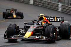 Sergio Pérez v Red Bullu na trati VC Monaka 2022