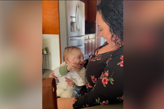 Mistr světa v loudění o kojení