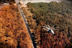 Rusové měli projet bez ochrany Červeným lesem u Černobylu. Obrněnci mohou vířit smrtelný prach