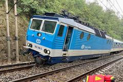 Vykolejený vlak u Karlštejna.