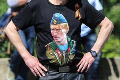 Noční vlci přijeli do Prahy na Olšanské hřbitovy - zde čekali příznivci i odpůrci