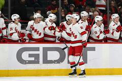 hokej, NHL 2021/2022, Washington Capitals - Carolina Hurricanes, Martin Nečas