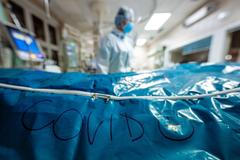 Foto / JIP / ARO / Covid-19 / FNKV / Nemocnice / Koronavirus / ARO / Nakažení / Intenzivní péče / Pacient / Očkování / Antivaxer / Neočkovaní / Zdravotník / Lékař / Sestra / Listopad 2021 / Vinohrady