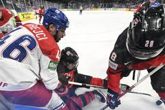 David Krejčí a Damon Severson v semifinále MS 2022 Česko - Kanada