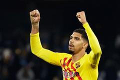 fotbal, Evropská liga 2021/2022, play off, Neapol - FC Barcelona, Ronald Araujo