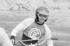 Československý motokrosař Jaroslav Falta na stoji ČZ v roce 1974