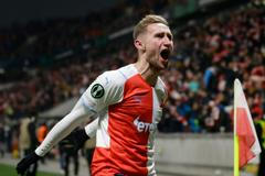 Jan Kuchta slaví gól v zápase EL Slavia - Feyenoord